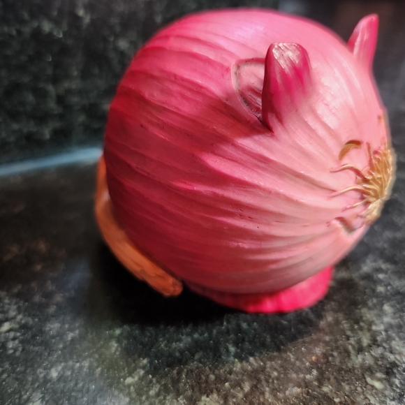 Enesco 2005 Home Grown Red Onion Cat Figurine - Picture 2 of 6